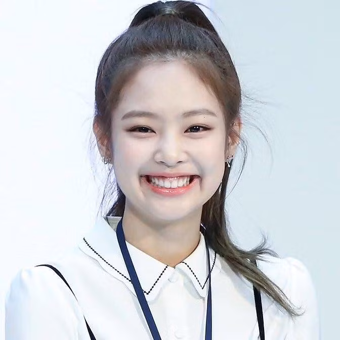 Phải chăng răng ngắn nên cứ cười sẽ hở lợi là lý do khiến Jennie luôn đi theo concept girl-crush lạnh lùng và chỉ dám thả ga trong các chương trình thực tế riêng của Black Pink?