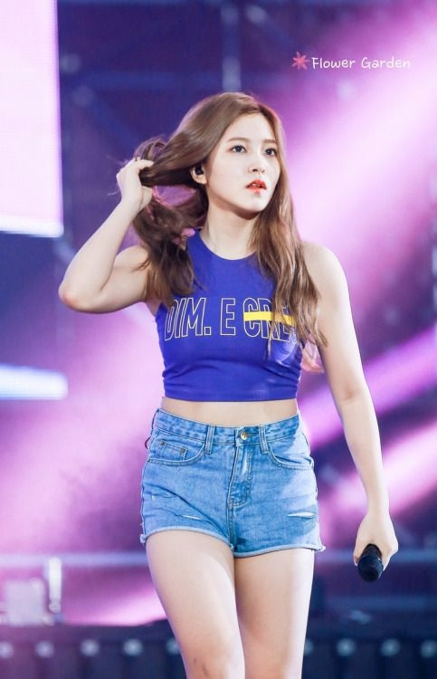 Yeri có vòng eo khá lớn, lưng lại ngắn nên phần thân trên cơ thể gần như không có đường cong. Khuyết điểm này khiến Yeri khá chật vật trong việc chọn quần áo, vì vậy cô nàng thường bị chê làm giảm tính thẩm mỹ của trang phục hay khó theo concept quyến rũ vì vòng eo quá khổ.