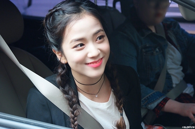Jisoo có gò má hơi cao nên nhiều khi cảm giác bị già hơn mỗi khi cười.