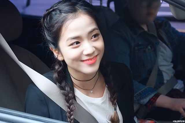 Jisoo có gò má hơi cao nên nhiều khi cảm giác bị già hơn mỗi khi cười.