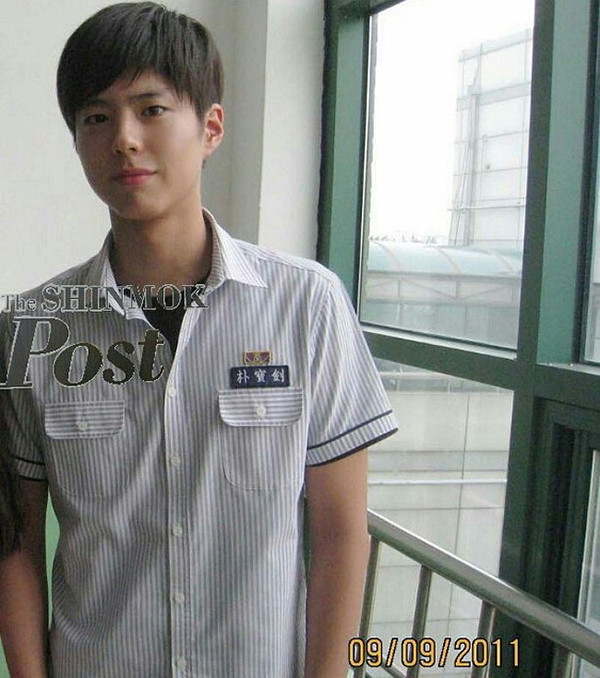 Năm lớp 11, khi gia đình gặp khó khăn về kinh tế, Park Bo Gum đã gửi một bản ghi hình anh hát và chơi piano đến các công ty giải trí và nhận được một số lời đề nghị. Anh đã trở thành thực tập sinh cho vai trò ca sĩ tại Sidus HQ. Sau đó, theo gợi ý của công ty, mỹ nam họ Park đã chuyển hướng sang làm diễn viên.