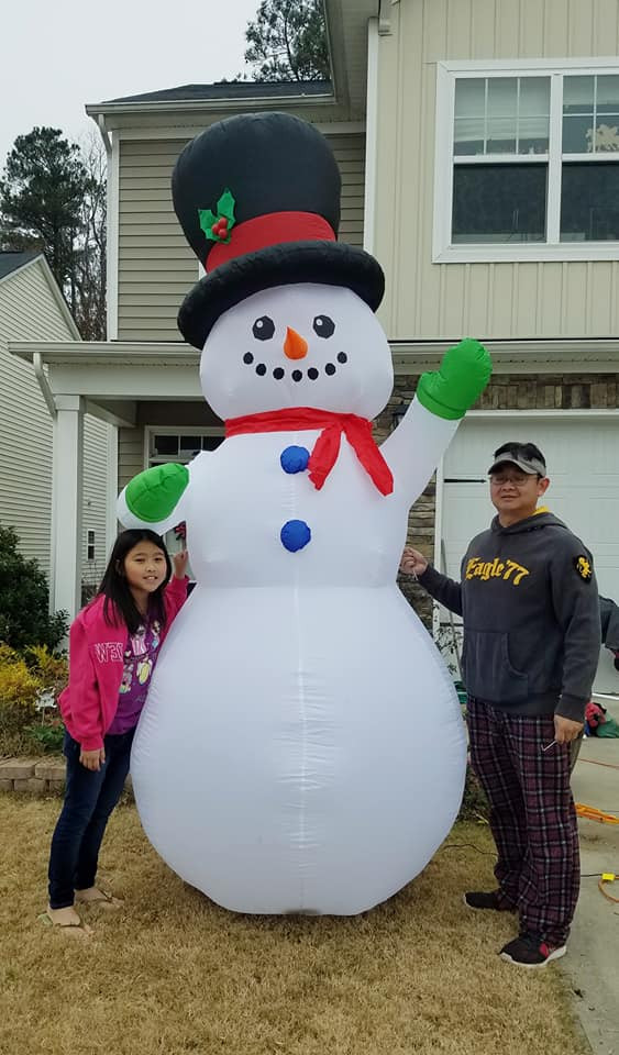 Chồng và con gái chị trang trí người tuyết.