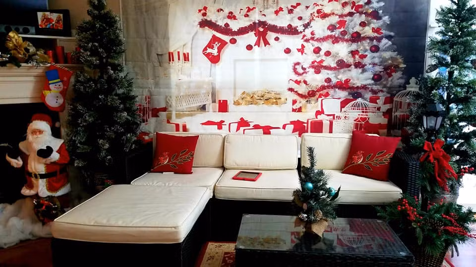 Không gian phòng khách đẹp ấn tượng với sắc đỏ - trắng làm màu chủ đạo.