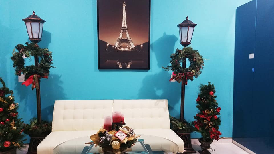 Chị Cẩm Vân tâm sự:" Con gái chị rất thích thú và háo hức khi đến dịp Giáng sinh bởi con được cùng mẹ lên ý tưởng, tìm kiếm vật dụng trang trí và cùng nhau làm đẹp nhà với những góc yêu thích. Sau này, khi con lớn lên, ký ức ngọt ngào đầm ấm khi cùng gia đình trang trí Noel sẽ theo con mãi mãi. Đây chính là chất keo để gắn kết các thành viên trong gia đình."