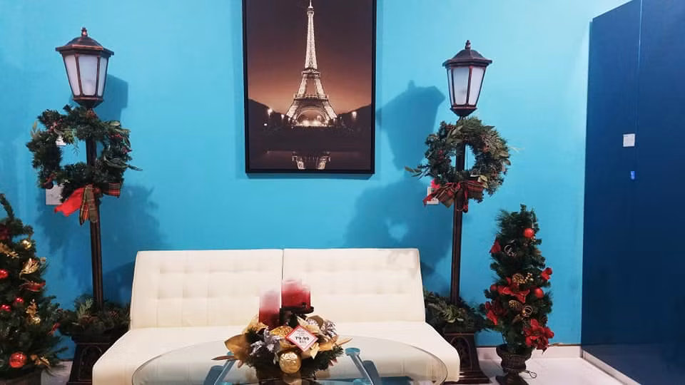 Chị Cẩm Vân tâm sự:" Con gái chị rất thích thú và háo hức khi đến dịp Giáng sinh bởi con được cùng mẹ lên ý tưởng, tìm kiếm vật dụng trang trí và cùng nhau làm đẹp nhà với những góc yêu thích. Sau này, khi con lớn lên, ký ức ngọt ngào đầm ấm khi cùng gia đình trang trí Noel sẽ theo con mãi mãi. Đây chính là chất keo để gắn kết các thành viên trong gia đình."