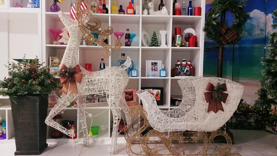 Từ những ngày đầu tháng 12, ngôi nhà của gia đình chị đã sớm hoàn thành trang trí Giáng sinh từ hiên nhà, khung cửa sổ và deco rất nhiều những góc nhỏ xinh xắn, dễ thương từ những vật liệu đơn giản, tự nhiên