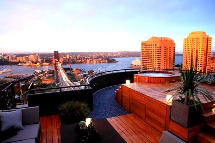 Sân thượng này được bố trí bồn tắm, giúp cho chủ nhân vừa thư giãn, vừa ngắm nhìn thành phố từ trên cao. Ảnh: Homedesignlover.