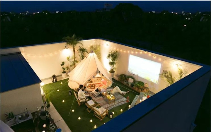 Với cách thiết kế hợp lý, sân vườn cũng có thể trở thành nơi để đón tiếp bạn bè, gặp mặt người thân và tổ chức những bữa tiệc ngoài trời vô cùng thoải mái. Ảnh: Homify.