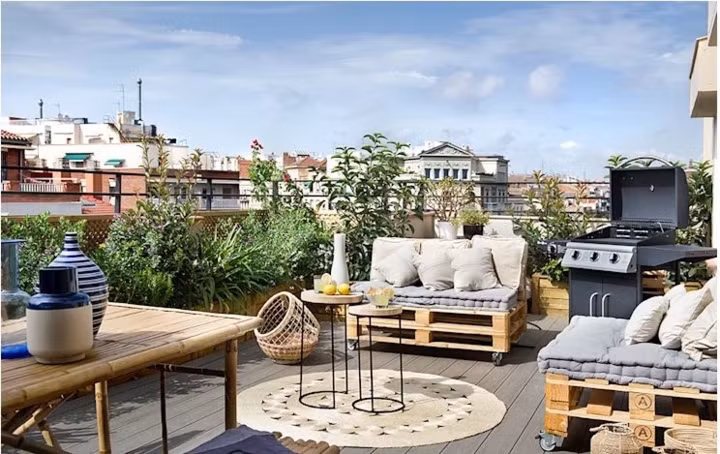 Bạn hoàn toàn có thể biến khu vườn trên sân thượng nhà mình thành một không gian để đắm chìm với những sở thích riêng như nghe nhạc, đọc sách… Ảnh: Homify.