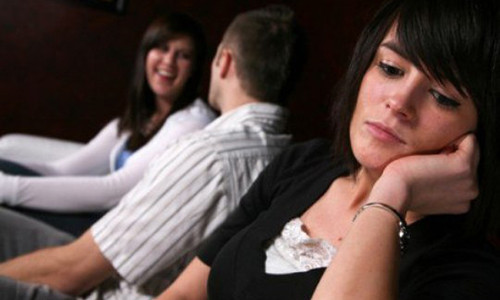 Chong van dung dung om bo nhi ngu tiep mac cho vo livestream