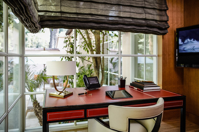 Mức giá này được cho là khá ưu đãi so với giá 18.000 USD một đêm của phòng Tổng thống vào dịp cao điểm, theo Forbes. Phòng Tổng thống của Hotel Bel-Air gồm một phòng ăn trang trọng dành cho 10 người, phòng bếp đủ trang thiết bị hiện đại với lối vào riêng cho nhân viên, phòng khách có đàn piano và lò sưởi, phòng làm việc riêng, khu vực dành cho bữa tối ngoài trời, bể tắm nóng và bể bơi ngoài trời cỡ lớn cùng khoảng sân nhỏ theo phong cách Tây Ban Nha. Ảnh: Phòng làm việc riêng.