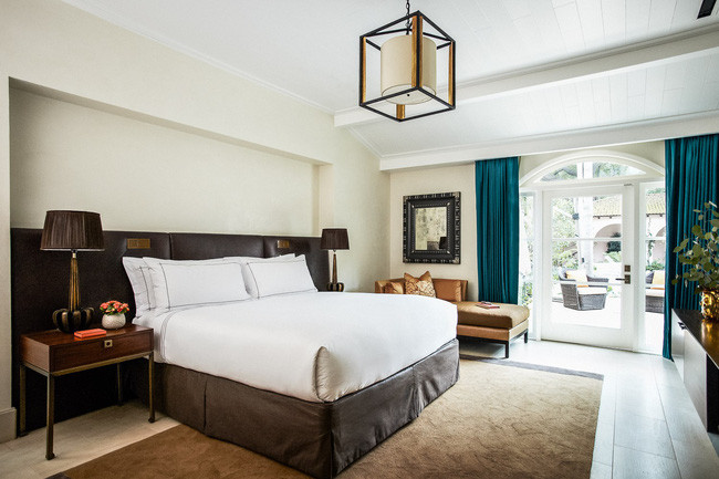 Phòng ngủ chính với ban công mở ra khu vực ngoài trời.