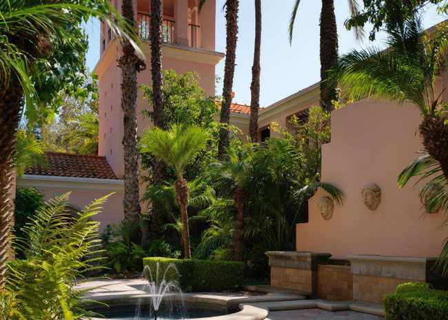 Khu vực bên ngoài của khách sạn Bel-Air.