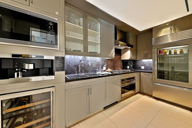 Phòng bếp đủ trang thiết bị với lối vào riêng cho nhân viên.