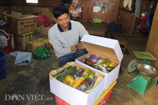 Anh Nguyễn Định bên những hộp quà Tết làm từ rau, củ, quả của mình.