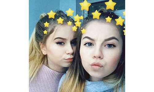 Anastasia, 15 tuổi (trái) và em gái Maria, 12 tuổi (phải) vừa kết thúc sự sống bằng cách nhảy lầu tự tử từ tầng 10 của tòa chung cư tại Izhevsk, Nga.