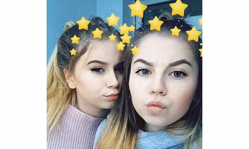 Anastasia, 15 tuổi (trái) và em gái Maria, 12 tuổi (phải) vừa kết thúc sự sống bằng cách nhảy lầu tự tử từ tầng 10 của tòa chung cư tại Izhevsk, Nga.