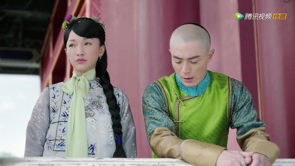 Ngay khi phim lên sóng, không ít khán giả thất vọng về tạo hình sến sẩm của Châu Tấn với chiếc nơ cổ lớn. Dù đã được minh oan với hình ảnh tư liệu nhưng trang phục của phim với cách phối màu quê mùa, họa tiết thiếu tinh tế vẫn nhận điểm trừ lớn từ khán giả. Nhiều người cho rằng màu sắc trang phục giống với phim từ 10 năm trước. Trước đó, Vu Chính từng chê Như Ý truyện lòe loẹt, phi tần giống kỹ nữ nhưng bị chỉ trích. Bộ phim vừa công chiếu, nhiều khán giả gửi lời xin lỗi Vu Chính trên mạng xã hội.