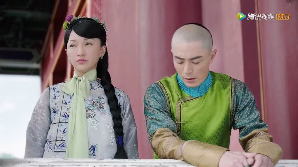 Ngay khi phim lên sóng, không ít khán giả thất vọng về tạo hình sến sẩm của Châu Tấn với chiếc nơ cổ lớn. Dù đã được minh oan với hình ảnh tư liệu nhưng trang phục của phim với cách phối màu quê mùa, họa tiết thiếu tinh tế vẫn nhận điểm trừ lớn từ khán giả. Nhiều người cho rằng màu sắc trang phục giống với phim từ 10 năm trước. Trước đó, Vu Chính từng chê Như Ý truyện lòe loẹt, phi tần giống kỹ nữ nhưng bị chỉ trích. Bộ phim vừa công chiếu, nhiều khán giả gửi lời xin lỗi Vu Chính trên mạng xã hội.