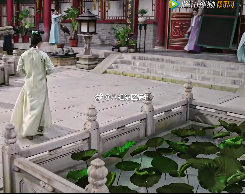 Không ít khán giả thắc mắc vì sao phim được đầu tư khủng nhưng đoàn phim không thể mua lá sen giả làm đạo cụ để cảnh quay được chân thật hơn.