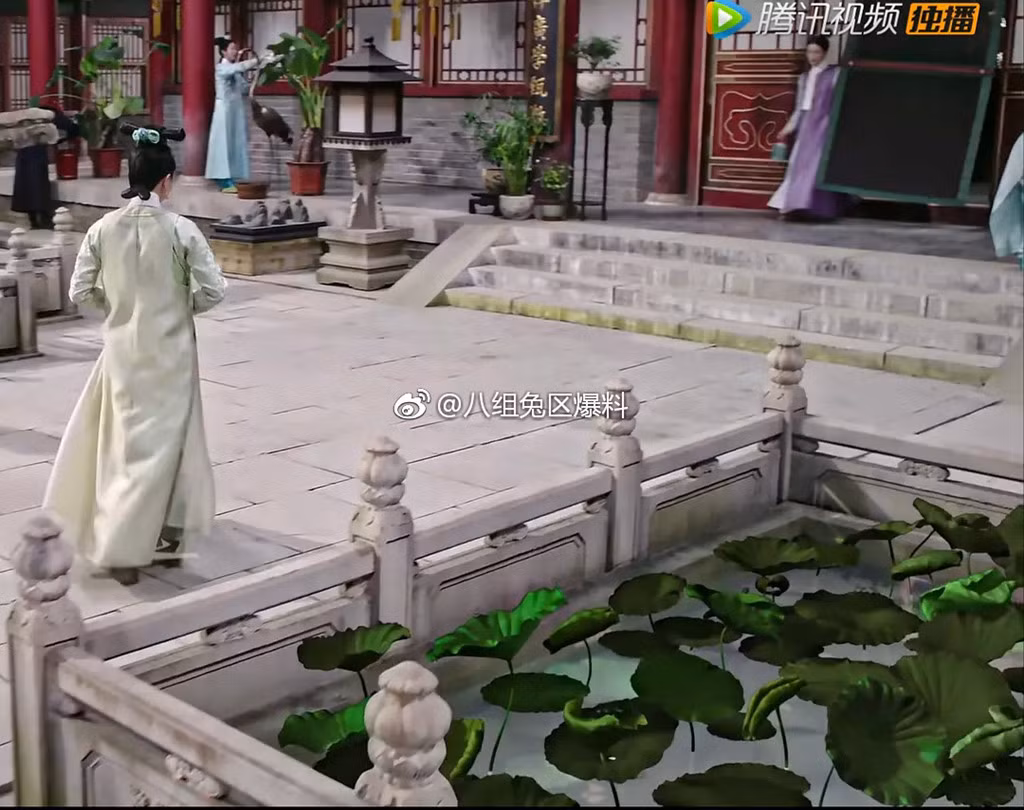 Không ít khán giả thắc mắc vì sao phim được đầu tư khủng nhưng đoàn phim không thể mua lá sen giả làm đạo cụ để cảnh quay được chân thật hơn.