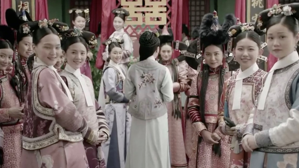 Cảnh phim bị chê thiếu tự nhiên khi các cô gái xuất hiện không có cổ, trông giống ghép đầu. Bộ phim bị trêu chọc trông giống phim ma. Nhiều người cho rằng đây là lỗi đồ họa vi tính.