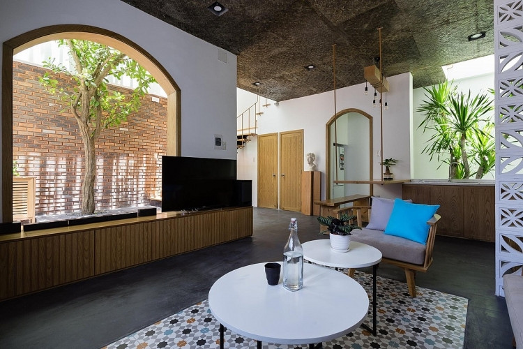 Ý đồ của kiến trúc sư là sử dụng hai giếng trời, giúp đón gió biển và ánh nắng đặc trưng của một vùng đất nhiệt đới. Trường khí trong căn nhà chắc hẳn sẽ mang lại cảm giác thư giãn tuyệt đối cho gia chủ.