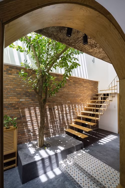 Cầu thang dẫn lên khuôn viên tầng 2 tạo cảm giác thanh thoát và không chiếm nhiều diện tích.