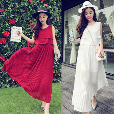 Váy maxi trơn màu Với những cô nàng yêu sự đơn giản thì một chiếc váy maxi trơn màu sẽ là sự lựa chọn hoàn hảo. Tuy nhiên, tùy theo từng màu da, dáng người bạn nên chọn váy maxi trơn màu khác nhau. Những cô nàng da trắng thì mặc gì cũng đẹp, nhưng những cô nàng da ngăm nên chú ý không nên chọn váy maxi trơn quá sặc sỡ đấy nhé! Bạn có thể chọn màu trung tính để gian chiều cao cho cơ thể một cách hiệu quả.