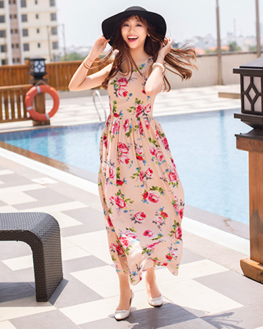 Váy maxi hoa Hoa tiết hoa lá mang tạo cảm giác mát mẻ, bay bổng trong những ngày hè nắng nóng. Chất liệu chính sử dụng trong những mẫu váy đi biển này thường là vải voan mềm mại, tạo nên những nét nhấn nhá trong set đồ đi biển của bạn. Với những chiếc đầm đi biển dài bạn nên kết hợp cùng sandal đế bằng hoặc dép dây để bộ đồ trở nên hoàn hảo hơn.