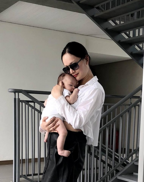 Khi sinh con gái, Lan Phương chuyển ra sống tại Hà Nội để được gần chồng. Trong tháng đầu, cô được cả mẹ ruột và mẹ chồng chăm sóc. Tuy nhiên, sau đó, cô tự mình chăm con. Lan Phương tâm sự, con gái cô rất ngoan, ít khóc. Bé được mẹ cho đi ra ngoài từ rất sớm. Nữ diễn viên thường đưa con tới trường quay, nơi cô ghi hình hay đi du lịch cùng bố mẹ. Khi Lina được gần 3 tháng tuổi, Lan Phương cùng chồng đưa con gái về thăm quê nội.