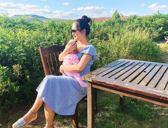 Qua ảnh trên trang cá nhân có thể thấy Lan Phương hiện tại đang sống hạnh phúc. Fan mừng cho nữ diễn viên Lan Phương vì trải qua nhiều lần lận đận tình cảm cuối cùng cô cũng tìm được bình yên bên người chồng Tây cao hơn 2m và con gái nhỏ.