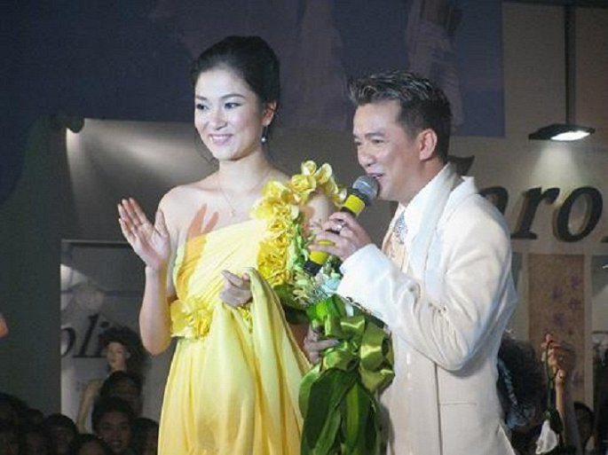 Nguyễn Thị Huyền từng được Đàm Vĩnh Hưng động viên đi theo con đường ca hát. "Ông hoàng nhạc Việt" nhận thấy, người đẹp gốc Hải Phòng rất thích hợp với dòng nhạc xưa. Anh từng có ý định để cô trình diễn với vai trò ca sĩ trong liveshow riêng của Dương Triệu Vũ. Tuy nhiên, vì nhiều lý do, cuối cùng Hoa hậu Việt Nam 2004 chỉ xuất hiện trên sân khấu với tư cách diễn viên minh họa. Đàm Vĩnh Hưng tâm sự, Nguyễn Thị Huyền rất thích ca hát nhưng khi vào thực tế lại hoảng sợ. Rất nhiều lần, dù đã được chuẩn bị nhưng khi bước ra sân khấu để khớp nhạc, cô lại không tự tin và xin khất tới lần sau.