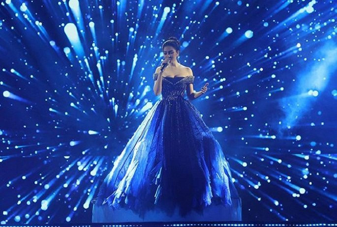 Mới đây nhất, Nguyễn Thị Huyền khiến người hâm mộ bất ngờ khi khoe giọng hát ấn tượng với ca khúc "Million years ago" của nữ danh ca Adele. Hoa hậu tâm sự, để có được phần trình diễn ngắn này, cô phải tập luyện rất nhiều với ca sĩ Tùng Dương.