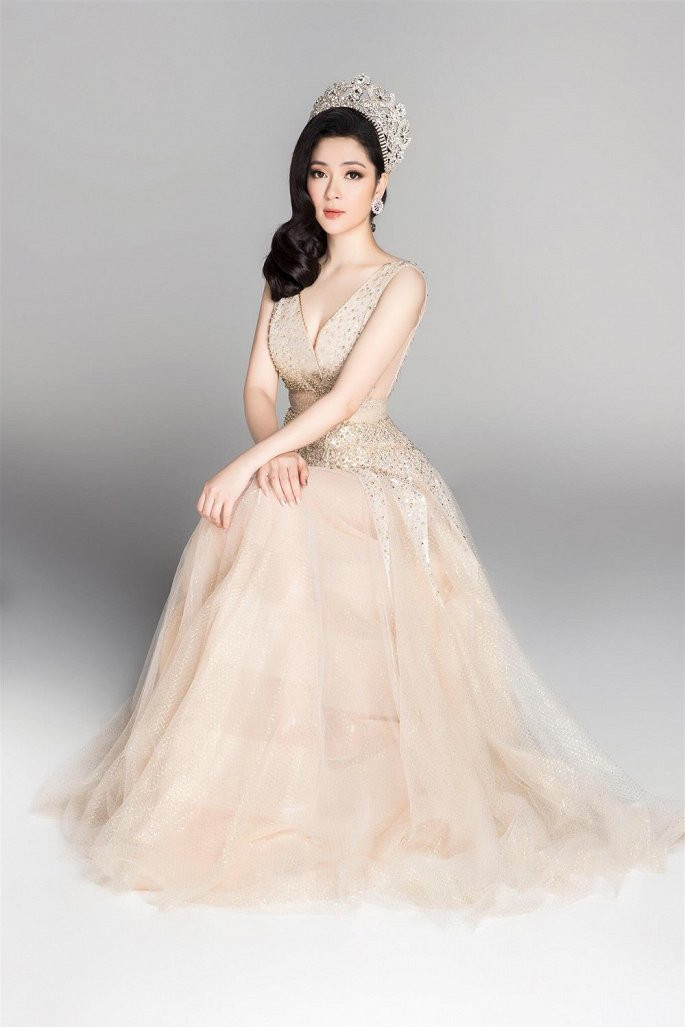 Có thể nói, trong số các hoa hậu của Việt Nam, Nguyễn Thị Huyền là một trong những người có nhiều tài năng nghệ thuật nhất. Cô có thể đóng phim, ca hát và làm người mẫu. Tuy nhiên, người đẹp gốc Hải Phòng cho hay, cô chỉ đến với nghệ thuật vì tò mò, chứ ưu tiên lớn nhất của cô là tập trung vào việc giảng dạy tại Học viện Báo chí và Tuyên truyền. Ngoài ra, cô còn dồn nhiều tâm huyết cho công ty truyền thông riêng.