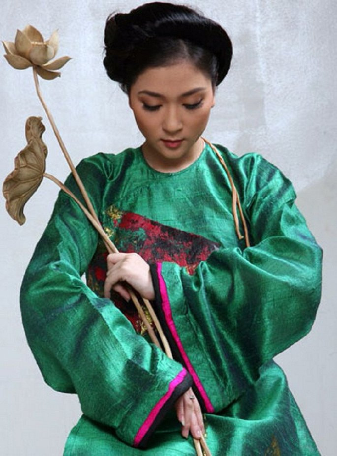 Là hoa hậu có vẻ đẹp Á đông nên Nguyễn Thị Huyền từng xuất hiện với tư cách là người mẫu cho bộ sưu tập áo dài của một NTK. Hình ảnh của cô nhận được rất nhiều phản hồi tích cực từ phía khán giả.