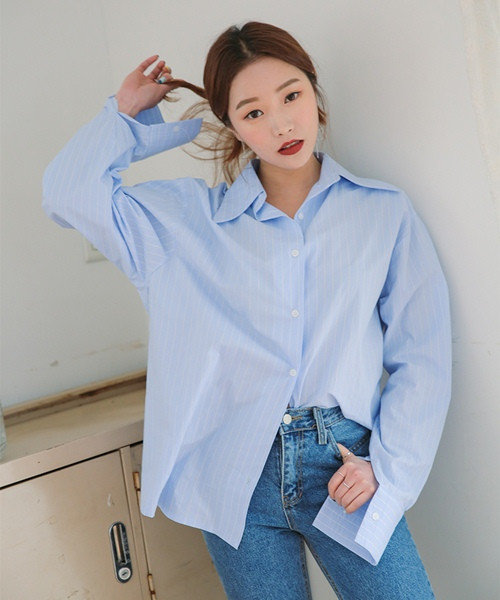 Áo sơ mi oversize Sơ mi luôn là item không thể thiếu được trong tủ đồ của những cô nàng hiện đại, đặc biệt là những bạn gái công sở. Môt chiếc áo sơ mi oversize không chỉ phối được với đủ món đồ khác nhau, mà còn mang đến vẻ thanh lịch cho người mặc. Nhờ điểm cộng là sự rộng rãi nên món đồ này phù hợp với đủ mọi vóc dáng và che được tối đa những khuyết điểm trên cơ thể.