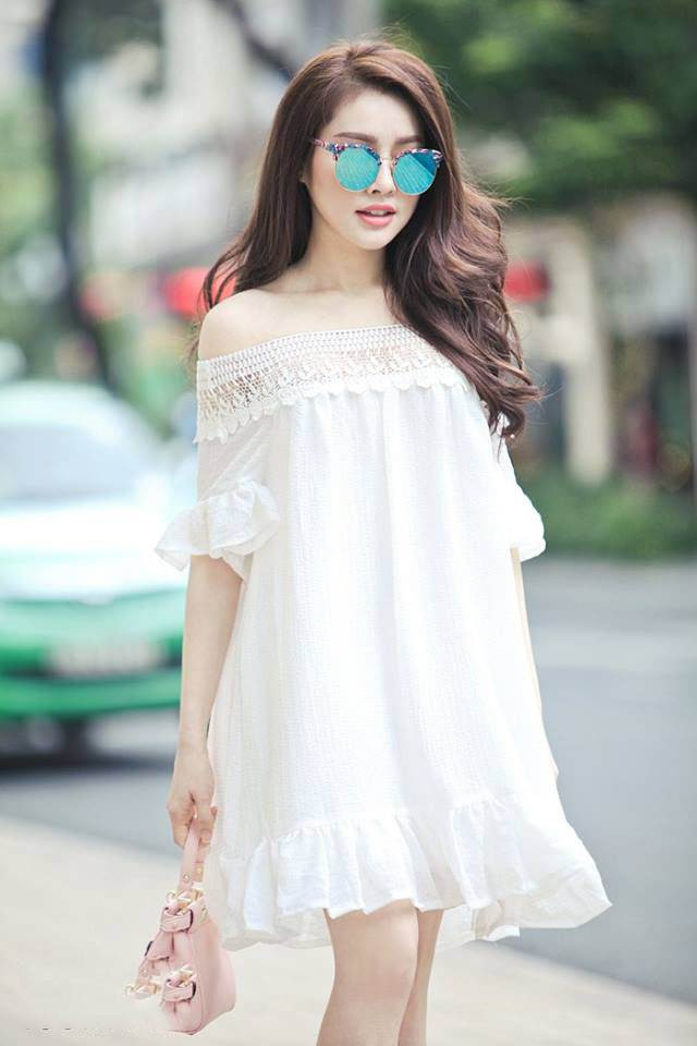 Váy suông Nếu không biết mặc gì ra đường, các cô gái hãy chọn ngay cho mình một bộ váy suông đơn giản. Váy vừa là trang phục xinh xắn, dịu dàng vừa phù hợp với mọi hoàn cảnh như đến công sở, mua sắm hay hẹn hò.