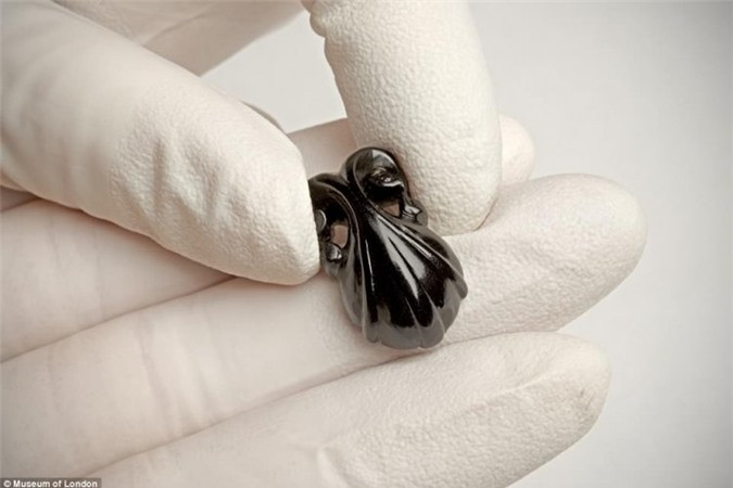 Hiện tại, quan tài và bộ xương của người phụ nữ giàu có cùng một số hiện vật đang được trưng bày tại bảo tàngLondon Docklands.Bảo tàng sẽ mở cửa miễn phí cho khách vào tham quan bộ xương, hiện vật và quan tài cổ quý hiếm này từ ngày 25/5 đến ngày 28/10. Đây là mặt của một sợi dây chuyền được tìm thấy trong quan tài.