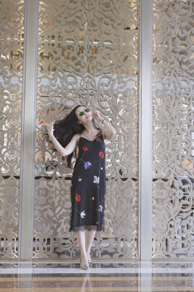 Huyền Mi sinh ra trong gia đình khá giả. Cô có sự nghiệp kinh doanh thời trang khá thành công.