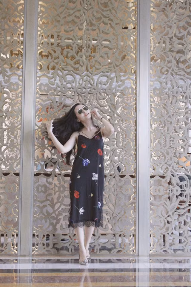 Huyền Mi sinh ra trong gia đình khá giả. Cô có sự nghiệp kinh doanh thời trang khá thành công.