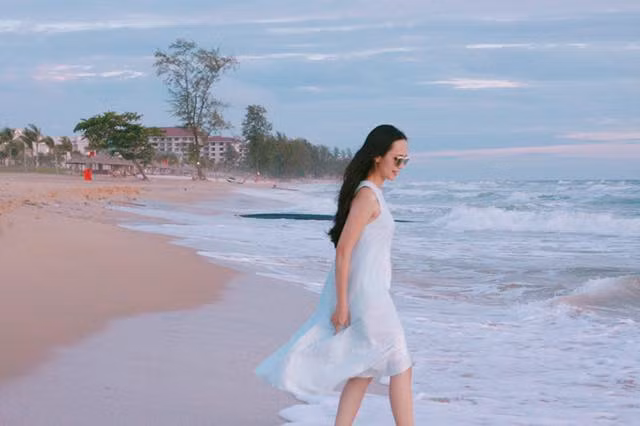 Cô là con gái cả của cựu chủ tịch CLB bóng đá Sài Gòn FC - Nguyễn Giang Đông. Ông Nguyễn Giang Đông từng đảm nhiệm vai trò chủ tịch CLB bóng đá Hà Nội, sau đó là CLB bóng đá Sài Gòn FC. Tháng 12/2017, ông xin từ chức, về nghỉ hưu và dành thời gian cho gia đình.