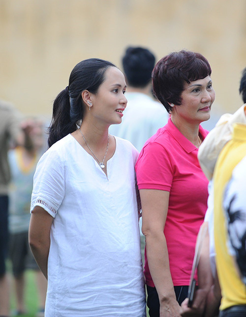 Thời điểm đang mang thai con trai đầu lòng, Huyền Mi vẫn ra sân cổ vũ cho chồng.