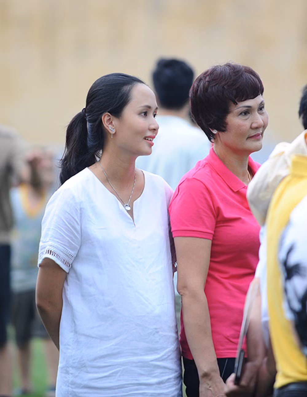 Thời điểm đang mang thai con trai đầu lòng, Huyền Mi vẫn ra sân cổ vũ cho chồng.