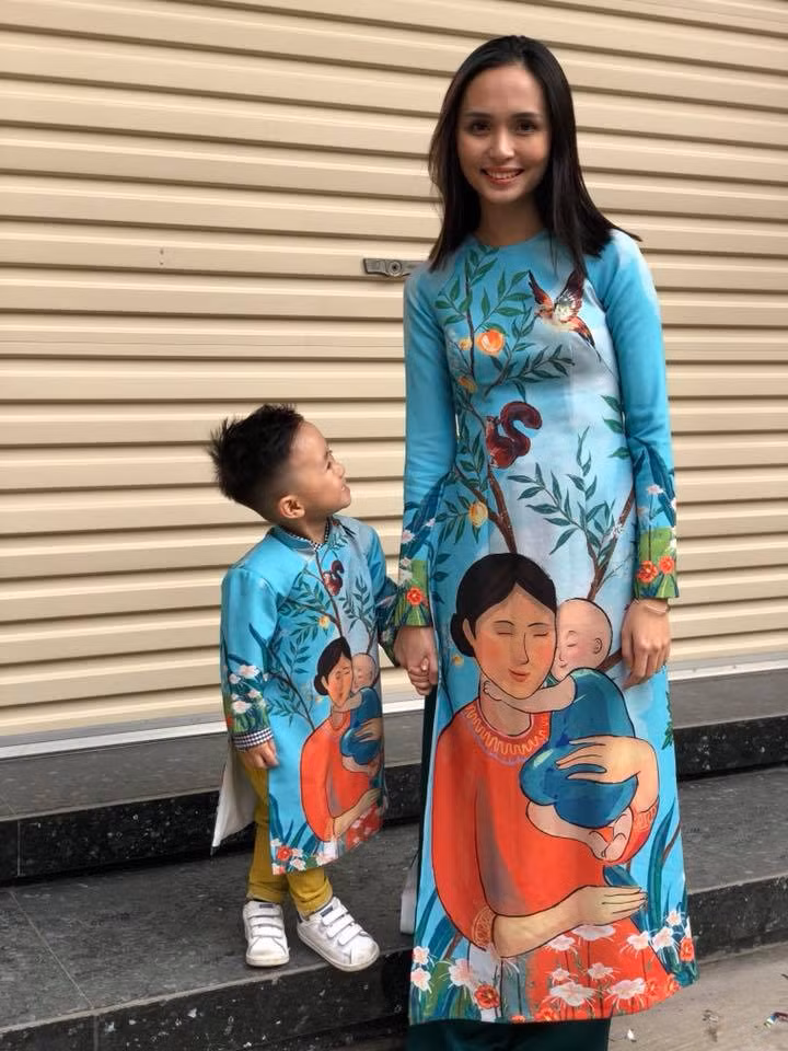 Hai mẹ con Huyền Mi chụp ảnh trong dịp Tết nguyên đán.