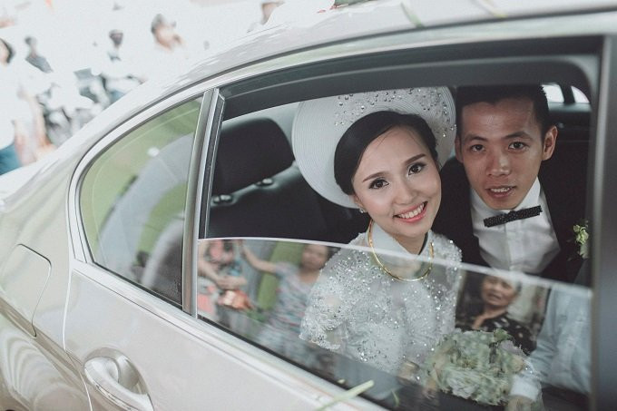 Vợ 9x của cầu thủ Văn Quyết có nhan sắc rạng rỡ, tươi tắn. Khi mới công khai hẹn hò, Văn Quyết được bố vợ ủng hộ. Đám cưới của Văn Quyết diễn ra vào tháng 5 năm 2015.