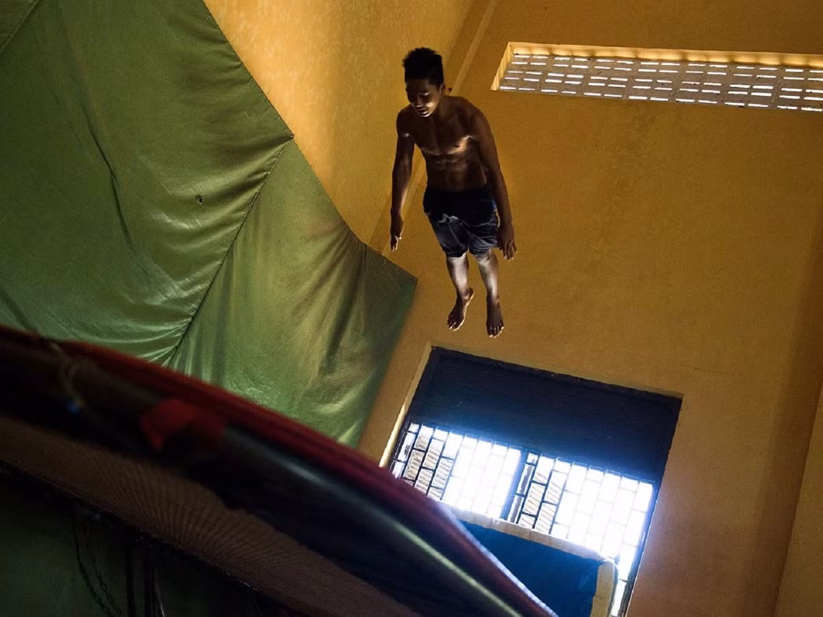 7. Phòng bật nhảy với trần cao hơn 6m Phòng bật nhảy này rộng 232 m2, ngoài nơi để mọi người nhào lộn thì còn nhiều môn thể thao khác và 1 phòng xông hơi (sauna), một phòng tắm hơi (steam). Trong đó, khu vực dành cho nam và nữ được phân riêng biệt.