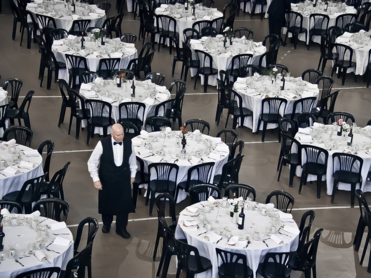 8. Một phòng tiệc rộng lớn và sang trọng có thể tiếp đãi cùng lúc trên 200 khách Với diện tích rộng 213 m2, phòng tiệc này đủ rộng cho 150 khách ở tiệc tối truyền thống hoặc 200 người ở tiện tối hiện đại, như tiệc đứng cocktail. Được biết, một mặt tường lớn còn được dành để làm thành cả một hốc lò sưởi trang trọng hơn 2m, trong khi mặt hướng khác thì được đặt một màn hình có độ dài hơn 7m lên đó.