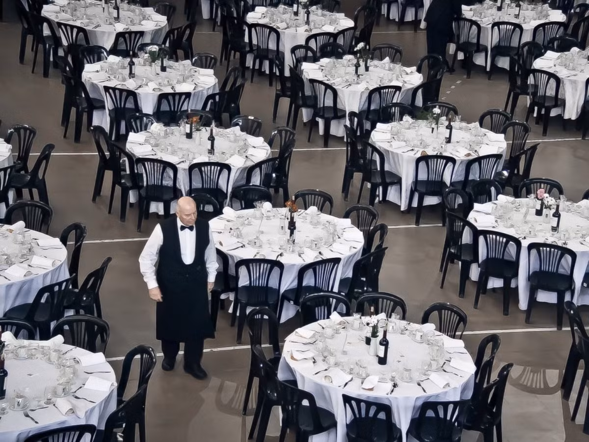 8. Một phòng tiệc rộng lớn và sang trọng có thể tiếp đãi cùng lúc trên 200 khách Với diện tích rộng 213 m2, phòng tiệc này đủ rộng cho 150 khách ở tiệc tối truyền thống hoặc 200 người ở tiện tối hiện đại, như tiệc đứng cocktail. Được biết, một mặt tường lớn còn được dành để làm thành cả một hốc lò sưởi trang trọng hơn 2m, trong khi mặt hướng khác thì được đặt một màn hình có độ dài hơn 7m lên đó.