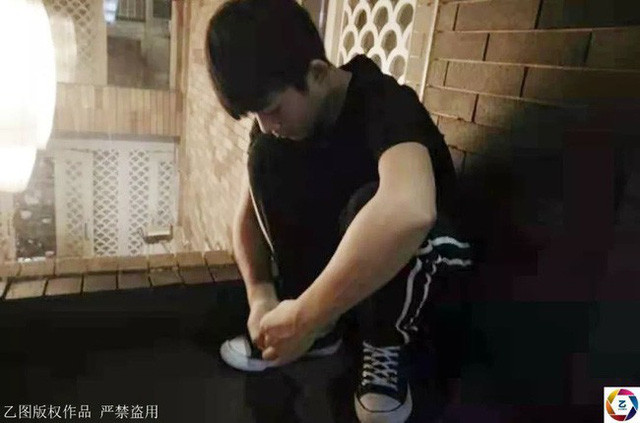 Anh trai bo hoc di lam thue de kiem tien chua benh cho em gai